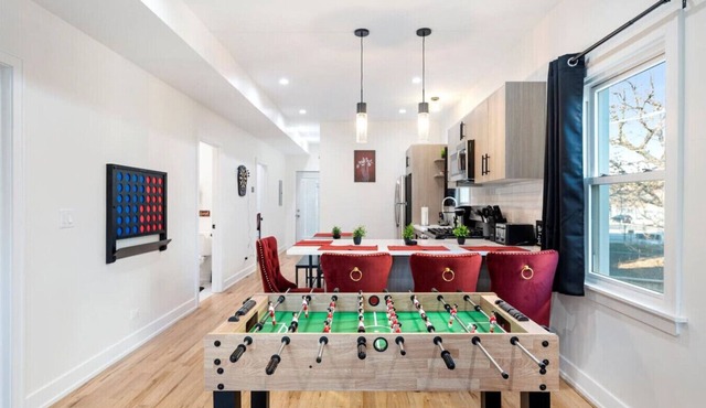 Modern 3 BR Apt - 5 Mins to Downtown Sleeps 10