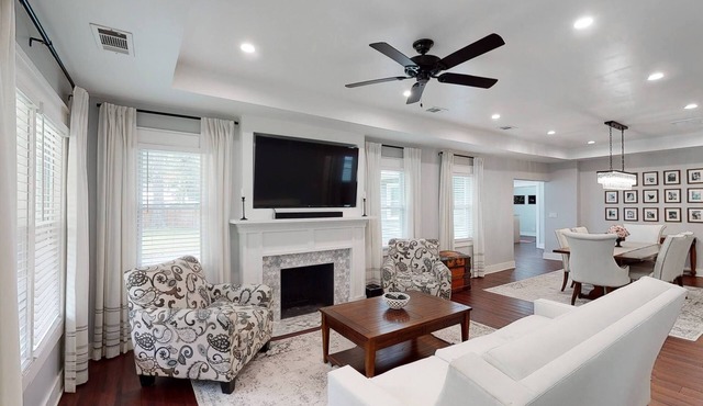 Modern 3 BR bungalow sleep 8, family/pet friendly, 15 min from downtown/outlets