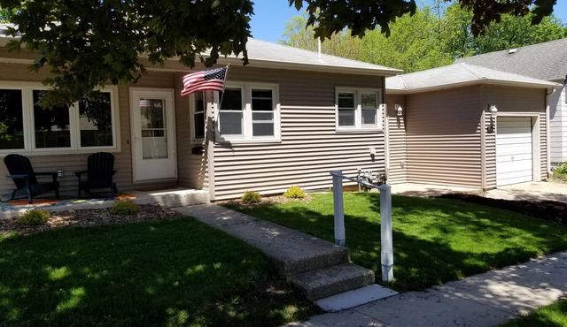 Modern 3-BR Downtown Retreat – Walk to City Beach, Dining, Shops & Nightlife