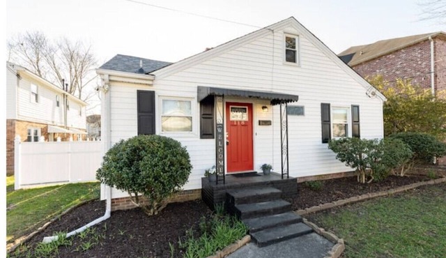 Modern 3 BR home - Fireplace-Close to everything