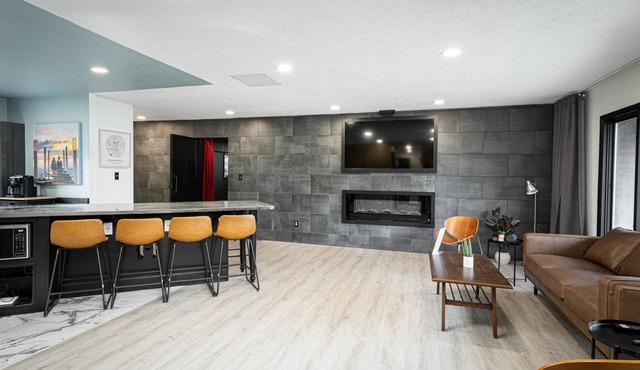 Modern 3 BR home w/hot tub, movie room, dog park