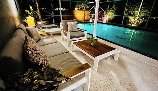 Modern 3 BR house w/Private Pool, Relaxing Backyard w/Hot Tub & Steam Shower