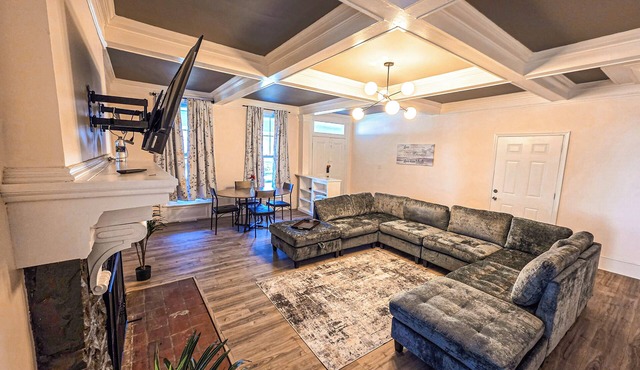 Modern 3 BR Near York - Sleeps 8 - Renovated