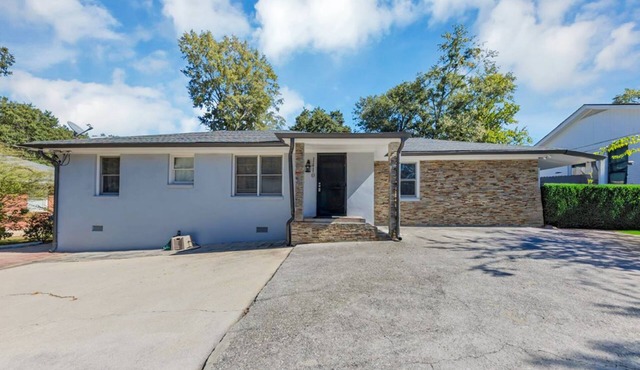 Modern 3 BR retreat with open living & urban access