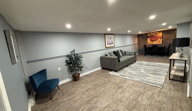 Modern 3‑BR Riverside Retreat, 2 Lounges, Near Casino & Riverfront.