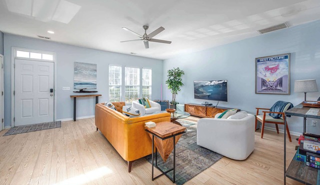 Modern 3-BR Townhome w Private Backyard Near RTP