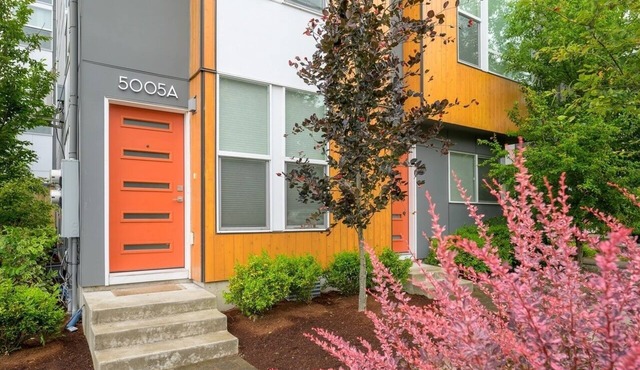 Modern 3 BR Townhome minutes from Seattle Children's Hospital/UW/Husky Stadium