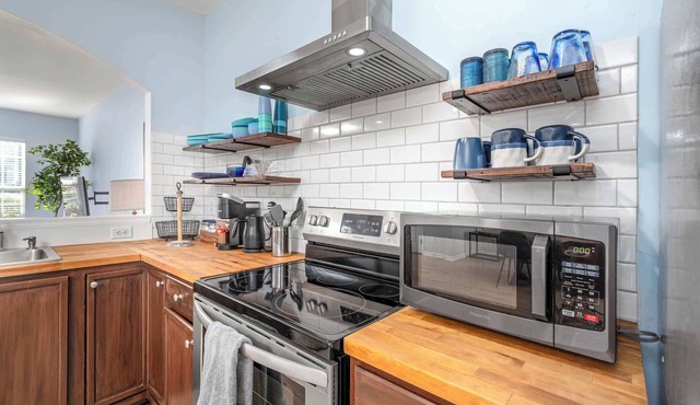Modern 3-br Townhome w Private Backyard Near RTP