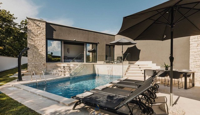 Modern 3-BR villa for 6 with pool, surrounded by pine forest near beach