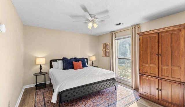 Modern 3 King beds + Rocking Chair Front Porch & Back Patio. Near downtown!