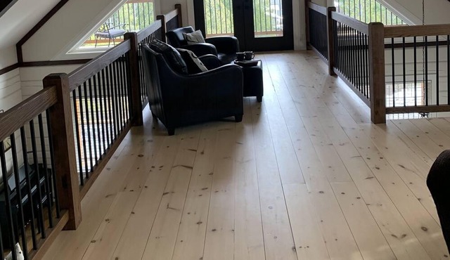 Modern, 3 level log cabin close to ski hills