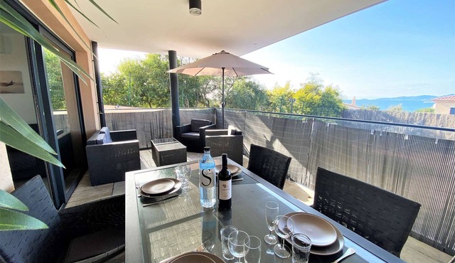 Modern 3-Room Apartment with Terrace - Sleeps 6