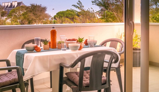 Modern 3-room apartment with balcony, elevator, close to beaches and shops, parking included