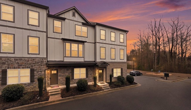 Modern 3-Story Retreat: Space, Comfort & Quiet -Flexible Check-in & Check-out