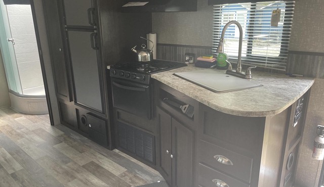 Modern 30' Trailer, 2 Baths, 2 Bedrooms, Riverside, 4 min Walk to Beach