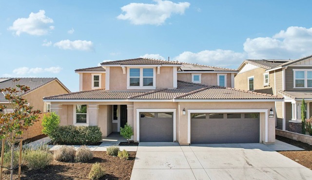 Modern 3000 sqft 5BR/3.5BTH, Gated Yard, Garage