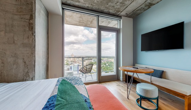 Modern, 31st-floor studio with amazing lake view, balcony, rooftop pool, & gym