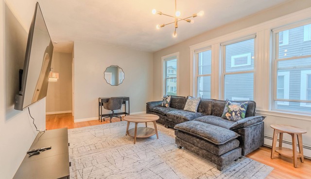 Modern 3BD/2BA Near Boston, Bright & Luxury