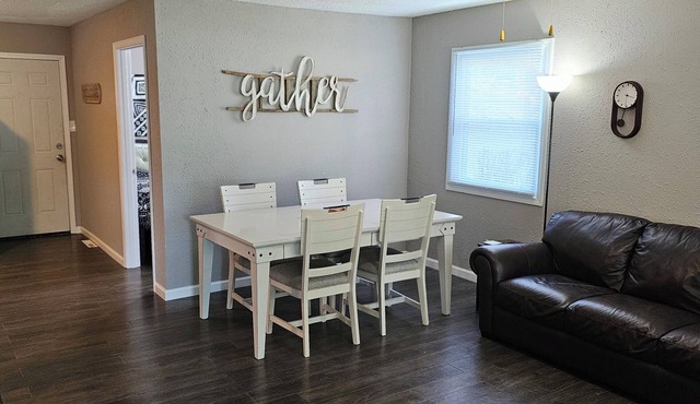 Modern 3BD/2BA near U of I with a large master suite!