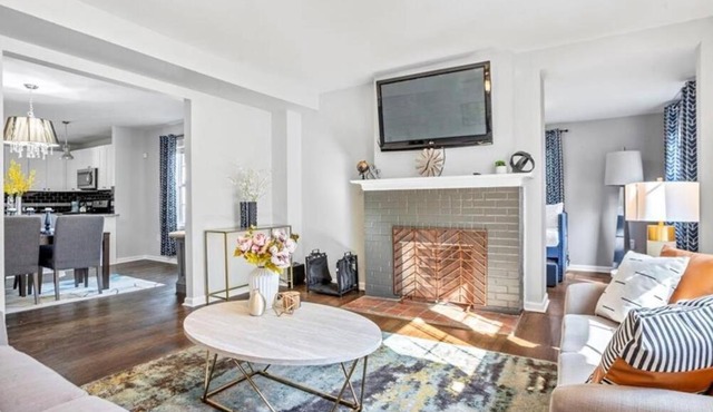 Modern 3BD Cottage Home w/Private HotTub