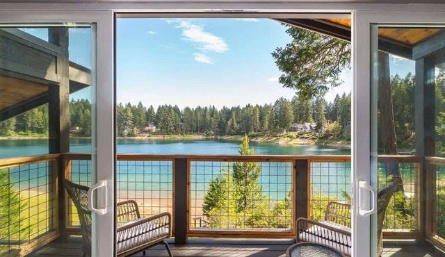 Modern 3BD Lakefront Retreat