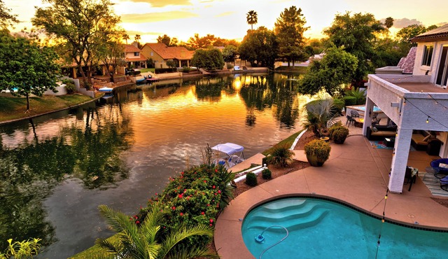 Modern 3bd3bth w/misters, pool/spa, pool table, kayaks/pedal boat/bikes/fishing
