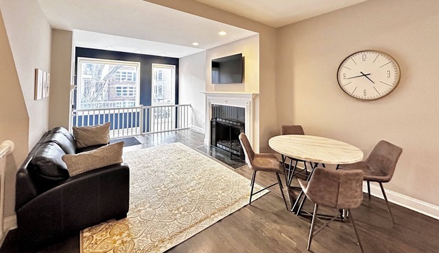 Modern 3BDR in Old Town - walk to Lake Michigan, Wells St, Red & Brown lines