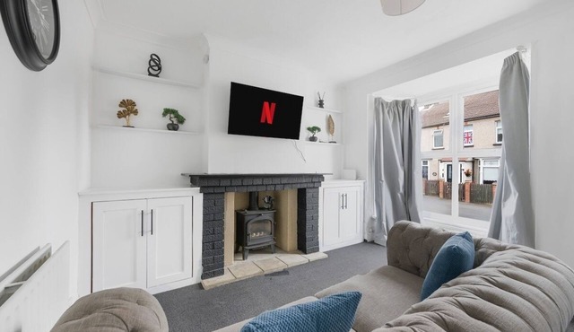 Modern 3Bed | A13/M25/Basildon Hospital | Sleeps 6