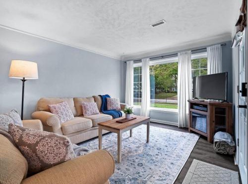 Modern 3Bed Home Near CLE With Private Backyard
