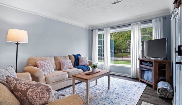 Modern 3Bed Home Near CLE With Private Backyard