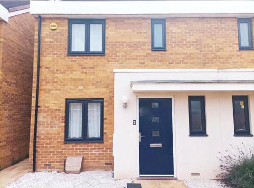 Modern 3bedroom house with Netflix & 2Driveway parking