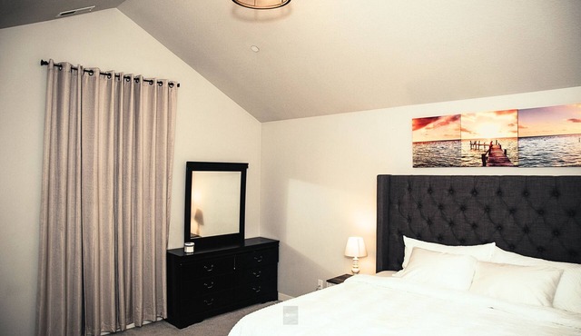 Modern 3Bedroom-King's Private Master Room with Stylish Private Bathroom