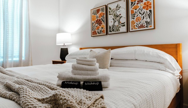 Modern 3BR 12 miles to UA with King Bed, Fire Pit, and Private Primary Bedroom and Bath.