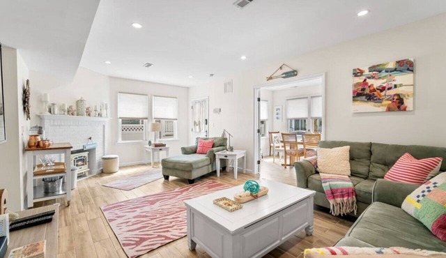 Modern 3BR 2 blocks to beach -Central AC & Parking