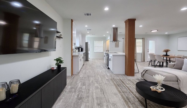 Modern 3BR/2BA Home- 15 Mins From NRG Stadium!
