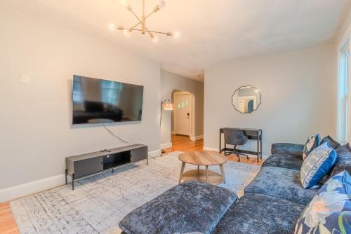 Modern 3BR 2BA Near Boston and MBTA Bright and Stylish