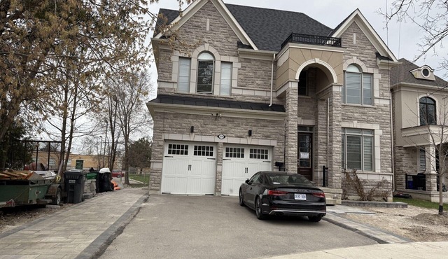 Modern 3BR 2BATH Town in South Mississauga near Airport & QEW