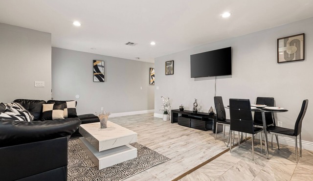 Modern 3BR 2Bth Retreat close to SoFi , LAX, CIDERS, Smart TV, AC , free Wifi