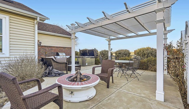 Modern 3BR 3 Bath Ranch, Resort Oasis with Hot Tub,Fire Pit Workspace Near DIA