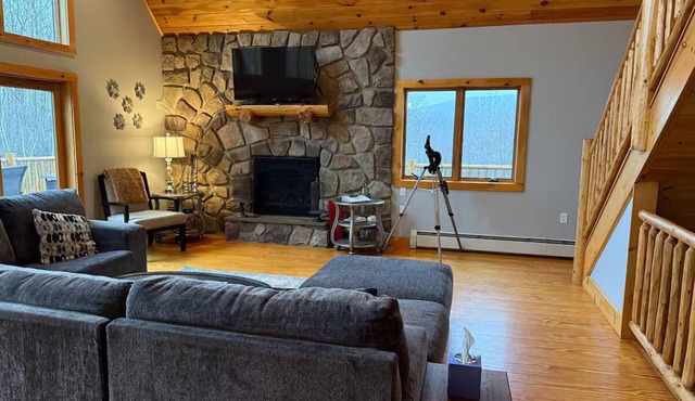Modern 3BR/4BA Windham chalet w/hot tub, views & mins to ski, bars, dining!