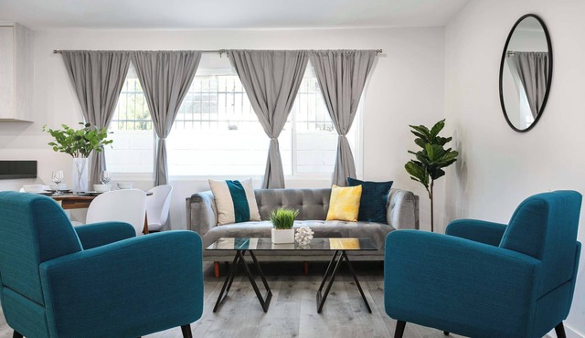 Modern 3BR Apt with Parking in Glendale