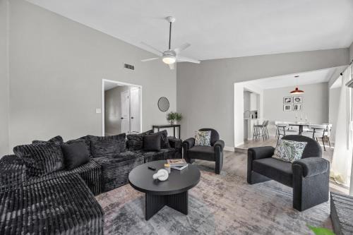 Modern 3BR Austin Stay Sleeps 8 Free Parking