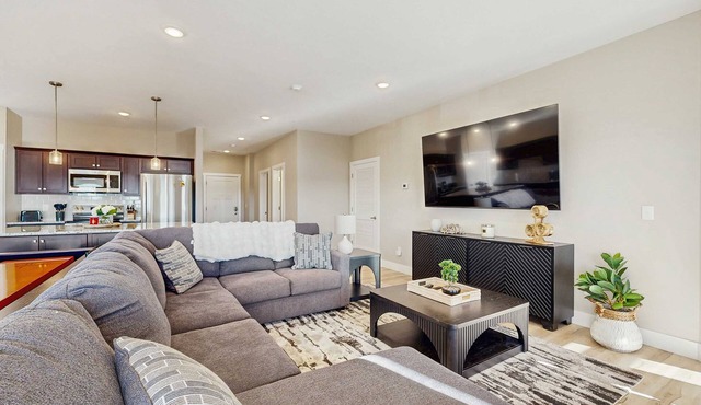 Modern 3BR Condo * LAKE VIEWS * Pool | Kimberling