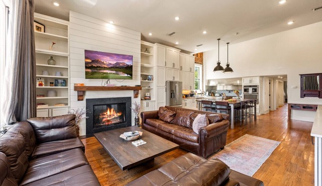 Modern 3BR Condo Walk to Downtown & UT + Parking