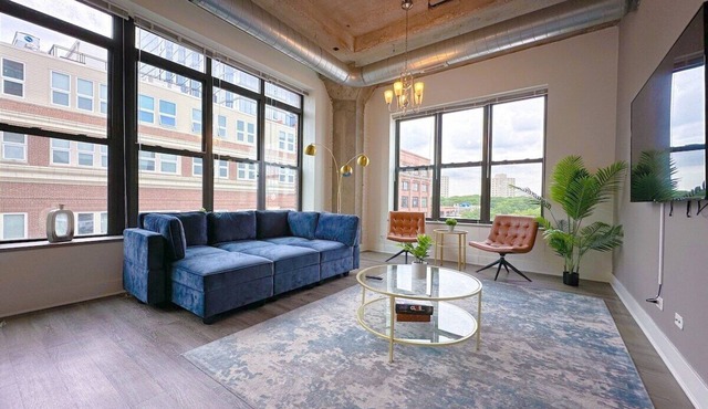 Modern 3BR Corner Suite Near McCormick Place & Soldier Field that Sleeps 10