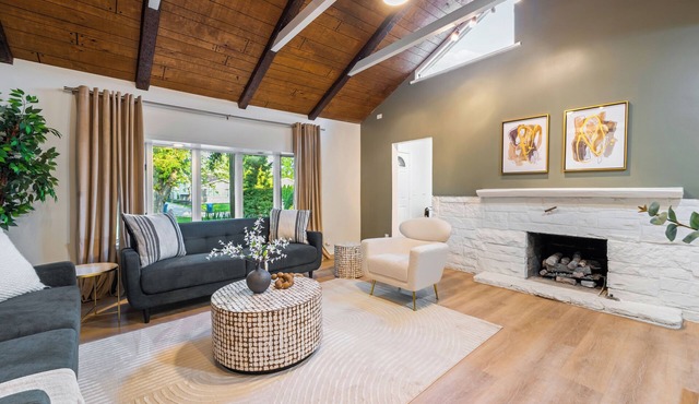 Modern 3BR Family Retreat , Close to O’Hare & Downtown. Pet-Friendly!