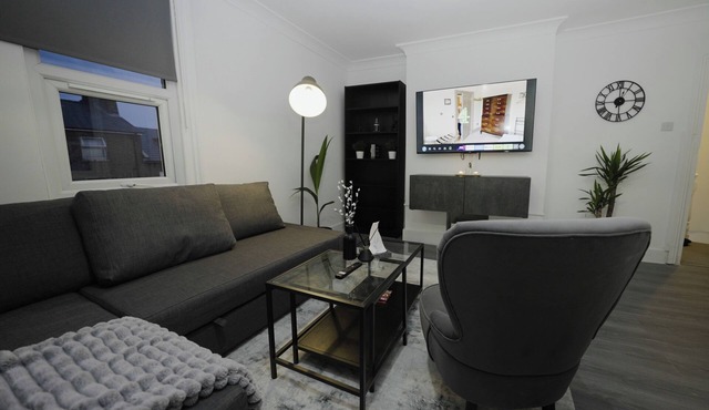 Modern 3BR Gem in Greenwich near O2