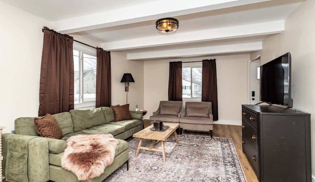 Modern 3BR Getaway-Stylish, Ames