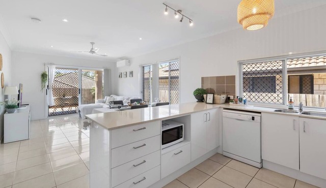 Modern 3BR Home in Peaceful Deebing Heights