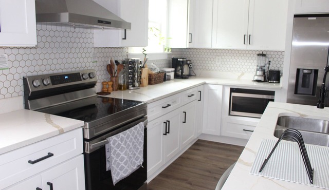 Modern 3BR home 8 min to Airport that sleeps 8